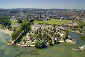 Camping Yverdon Plage - Luftaufnahme vom Campingplatz am Neuenburgersee