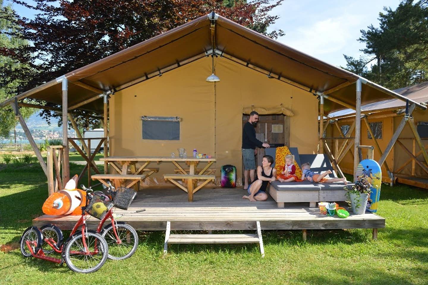 Camping Yverdon Plage  -  Mobilheim vom Campingplatz mit Veranda