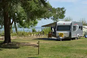 Camping Yverdon Plage - Wohnwagen- und Zeltstellplatz vom Campingplatz mit Blick auf den See