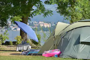 Camping Yverdon Plage - Zelt auf dem Campingplatz mit Seeblick