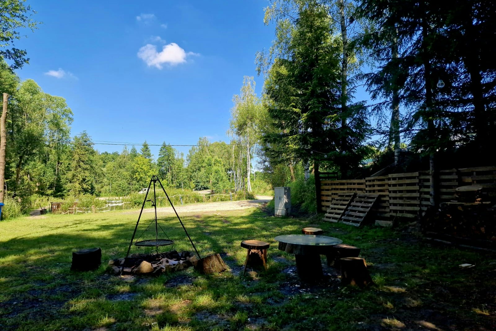 Camping Zacisze - Lagerfeuerstelle mit Sitzecke auf dem Campingplatz