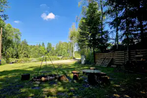 Camping Zacisze - Lagerfeuerstelle mit Sitzecke auf dem Campingplatz