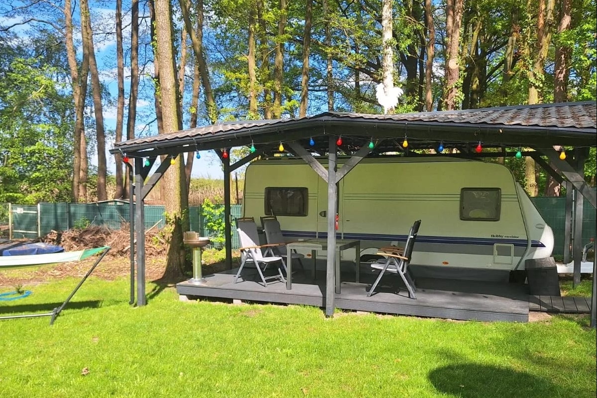 Camping Zakatek Izabela - Wohnmobil- und Wohnwagenstandplätze auf der Wiese
