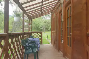 Camping Zamolxe - Mobilheimvmit terrasse vom Dach bedeckt