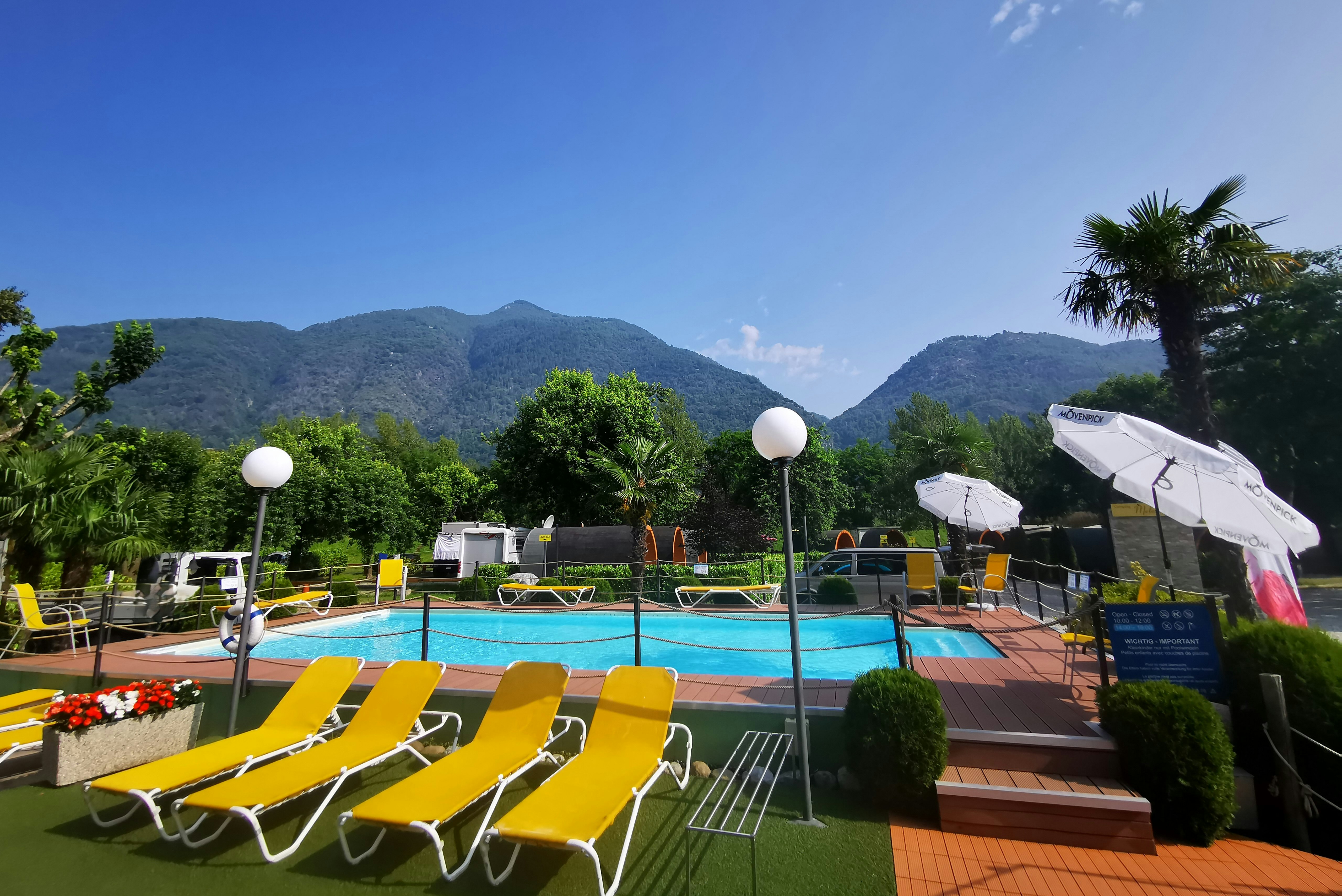Camping Melezza  - Pool im Freien mit Liegestühlen und Sonnenschirmen