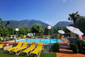 Camping Melezza - Pool im Freien mit Liegestühlen und Sonnenschirmen