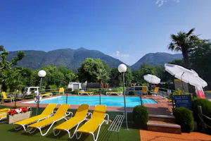 Camping Melezza - Pool im Freien mit Liegestühlen und Sonnenschirmen