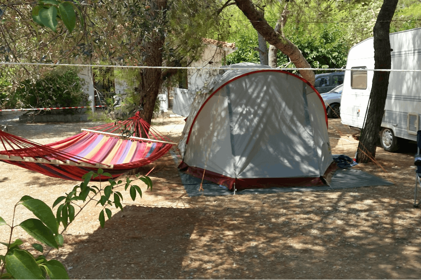 Camping Zarítsi - Zelt- und Wohnwagenstellplätze im Grünen auf dem Campingplatz