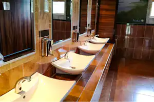 Camping Zasavica - Waschbecken im Sanitärgebäude vom Campingplatz