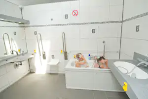 Camping Zavelbos - Kinder beim Baden im Innenraum des Sanitärbereichs