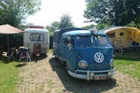 Camping Zeeburg - Campingbullis und Wohnwagen auf Stellplätzen