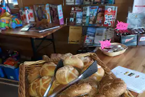 Camping Zeestrand Eems-Dollard - Frische Brötchen im Minimarkt des Campingplatzes