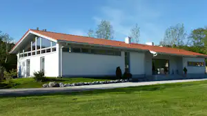 Camping Zeh am See - Barrierefreies Sanitärgebäude mit privaten Mietbädern auf dem Campingplatz