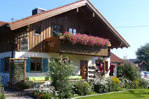 Camping Zeh am See - Kiosk mit Brötchenverkauf und Sommerterrasse auf dem Campingplatz