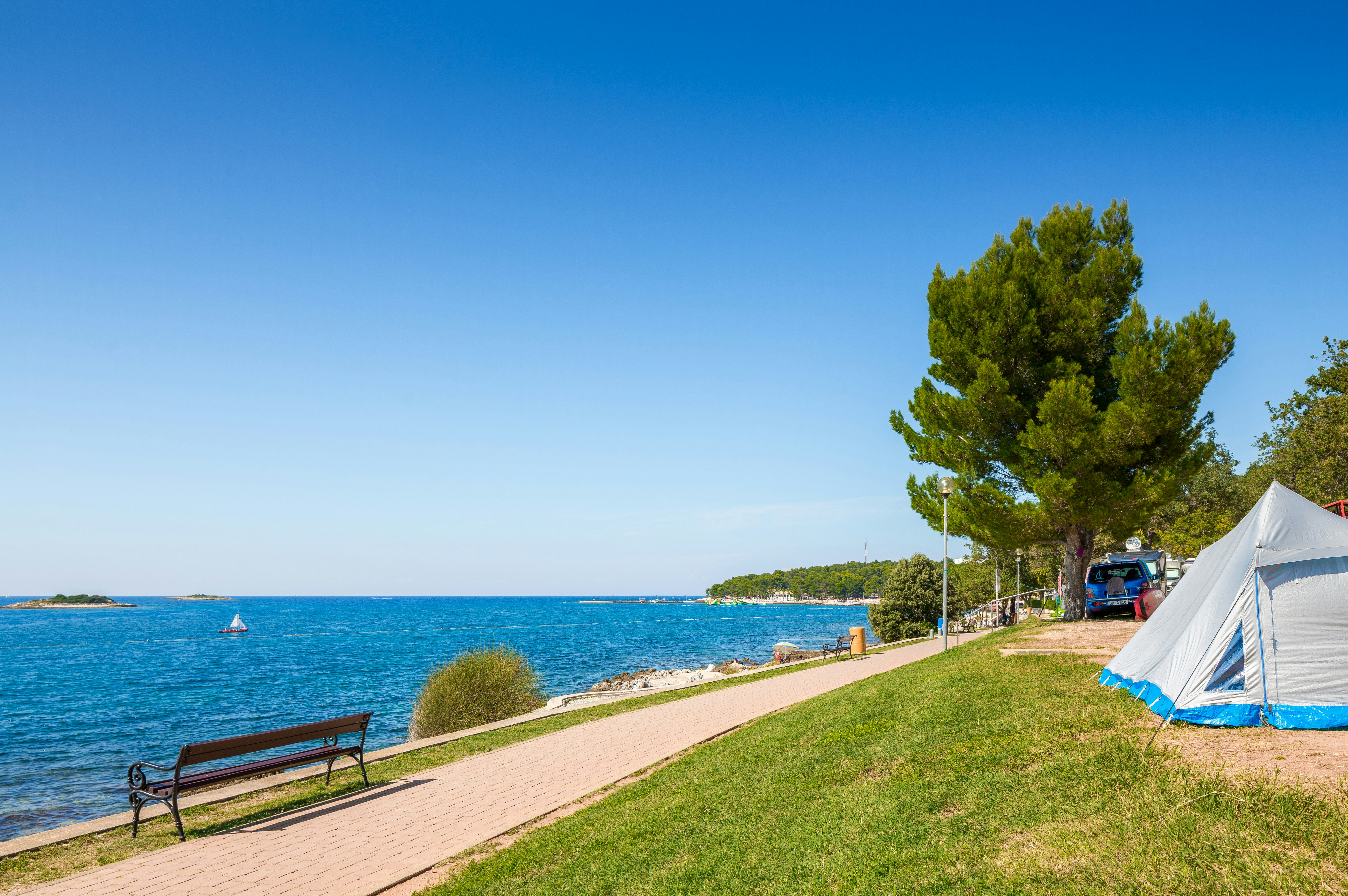Camping Zelena Laguna - Blick auf die Strandpromenade am Campingplatz