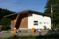 Camping Zellersee - Außenansicht der Rezeption und Eingang auf dem Campingplatz