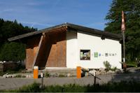 Camping Zellersee - Außenansicht der Rezeption und Eingang auf dem Campingplatz