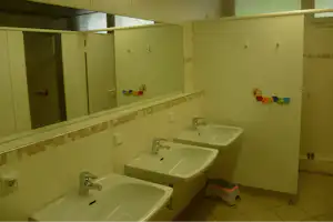 Camping Zellersee - Sanitäranlage auf dem Campingplatz mit Bad mit Toilette, Waschbecken, Spiegel und Dusche