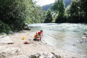 Camping Zirngast - Kinder spielen am Ufer des Flusses