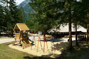 Camping Zlatorog - Der Kinderspielplatz unter Bäumen