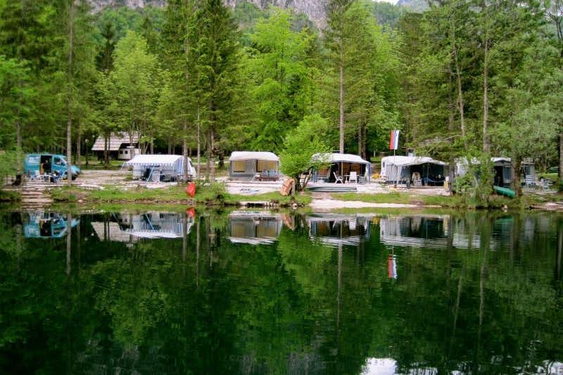 Camping Zlatorog - Wohnwagen mit Vorzelten am Ufer des Sees Bohinjsko jezero