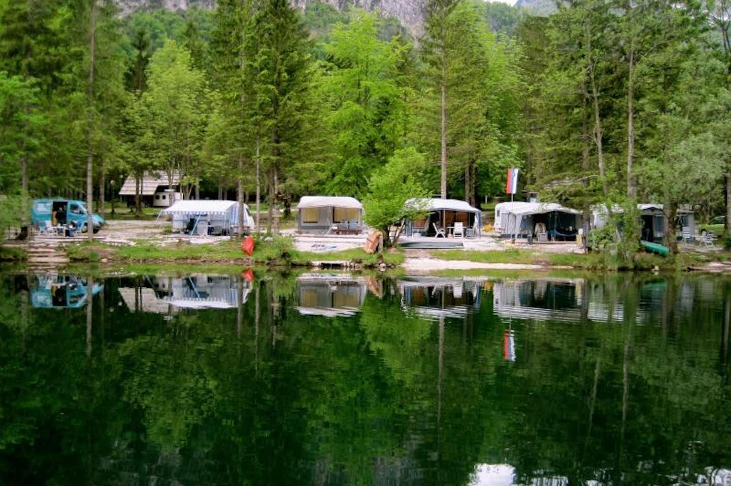 Camping Zlatorog - Wohnwagen mit Vorzelten am Ufer des Sees Bohinjsko jezero