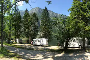 Camping Zlatorog - Wohnwmobile am Rand einer Strasse auf dem Campingplatz