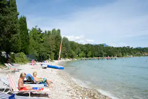 Camping Zocco - Strand vom Campingplatz mit Liegestühlen und Steg
