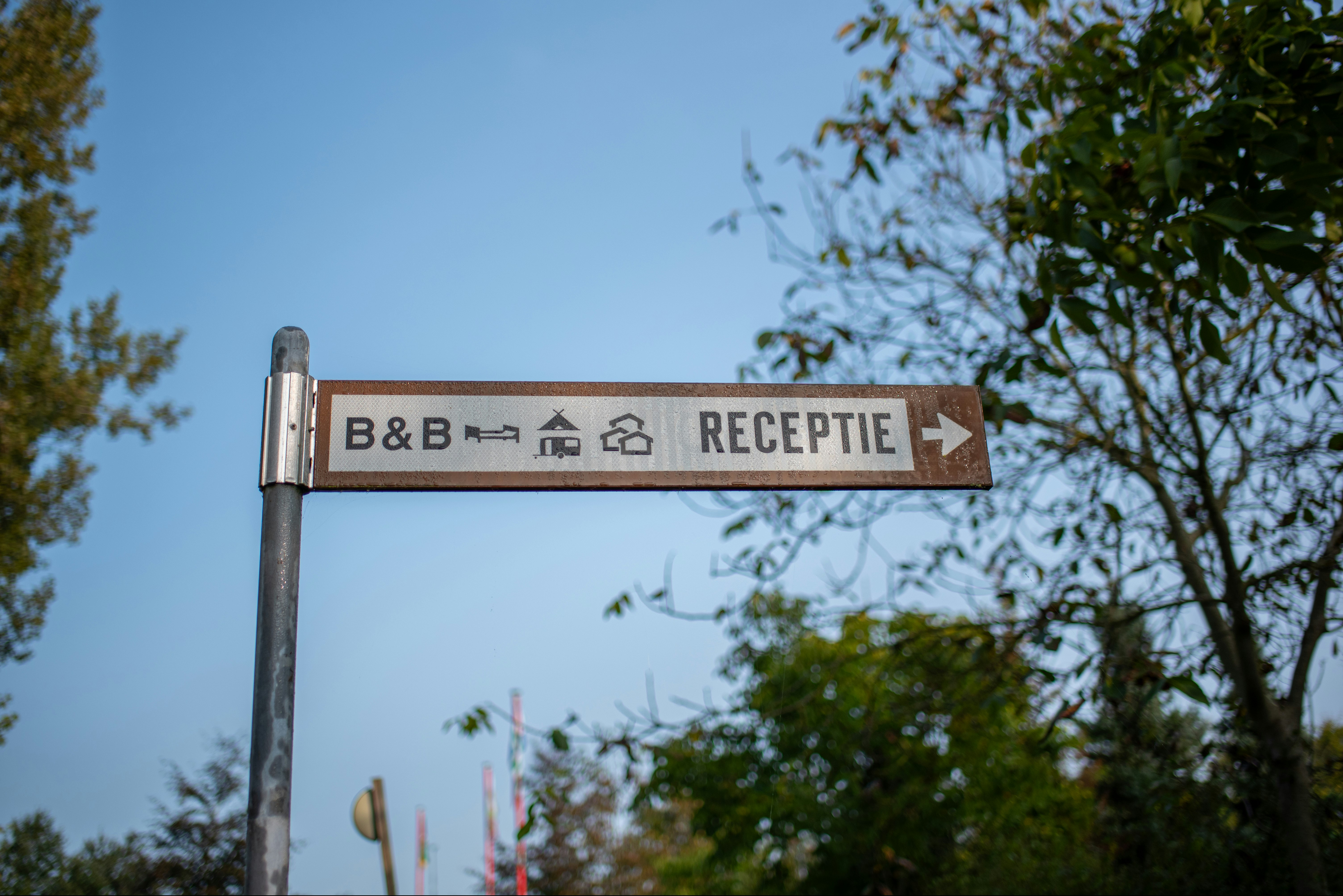 Camping ZomersBuiten - Wegweiser auf dem Campingplatz