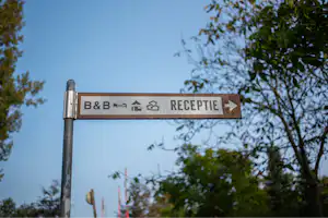 Camping ZomersBuiten - Wegweiser auf dem Campingplatz