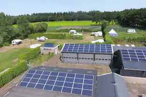 Camping Zomerzicht - Standplatzflächen mit Blick auf umliegende Felder und einen Wald