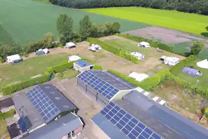 Camping Zomerzicht - Standplatzwiese durch kleine Hecken unterteilt