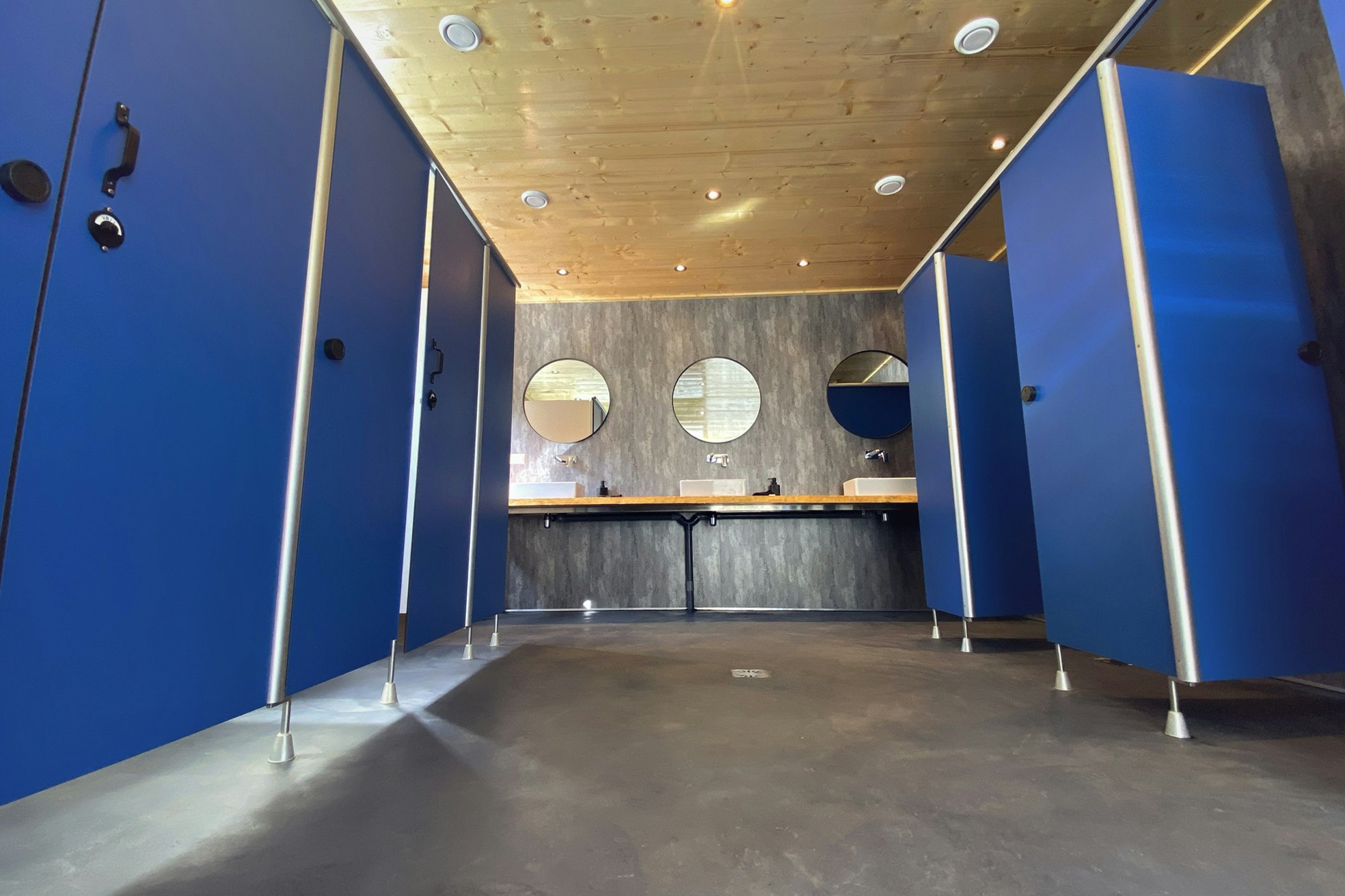 Camping Zonnehove - Toiletten und Duschen im Sanitärgebäude