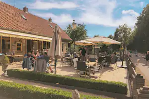 Camping-Terrasse mit Tischen und Stühlen, Sonnenschirmen und Markise am Gebäude, im Hintergrund Bäume und ein Weg.