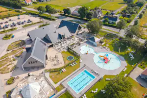 Ardoer Camping Zonneweelde - Luftaufnahme des Campingplatzes mit Freibad