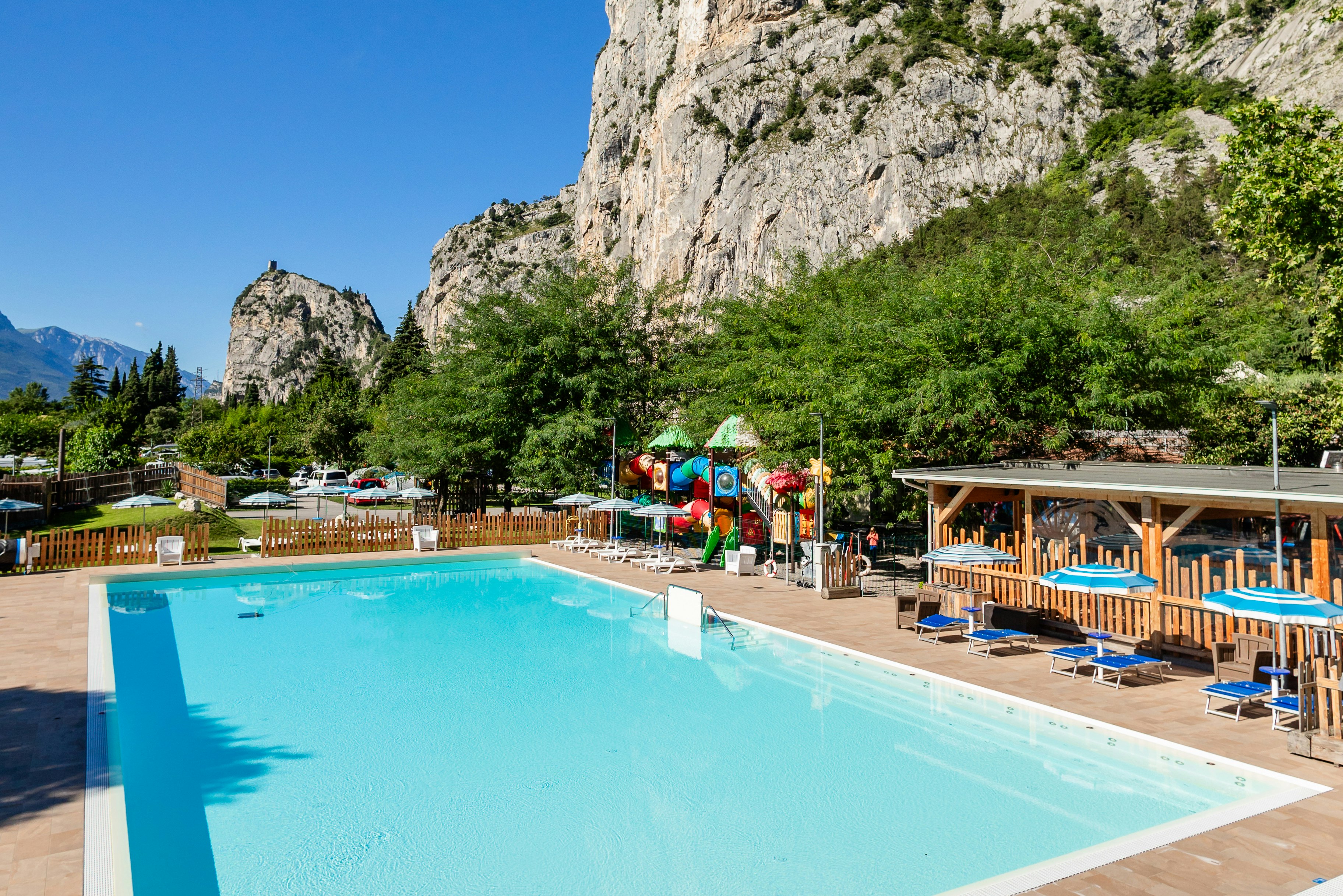 Camping Zoo  - Pool im Freien mit Liegestühlen und Sonnenschirmen