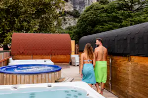 Camping Zoo - Camperin und Camper im Wellnessbereich mit Whirlpool
