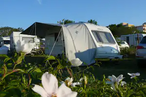 Camping Zora - Wohnmobil auf dem Stellplatz vom Campingplatz auf grüner Wiese