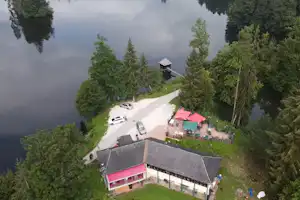 Camping Zum Dammwirt - Blick auf Gelände vom Campingplatz auf Wasser