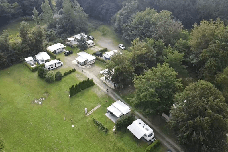 Camping Zum Dammwirt - Wohnwagenstellplätze auf grüner Wiese Luftaufnahme