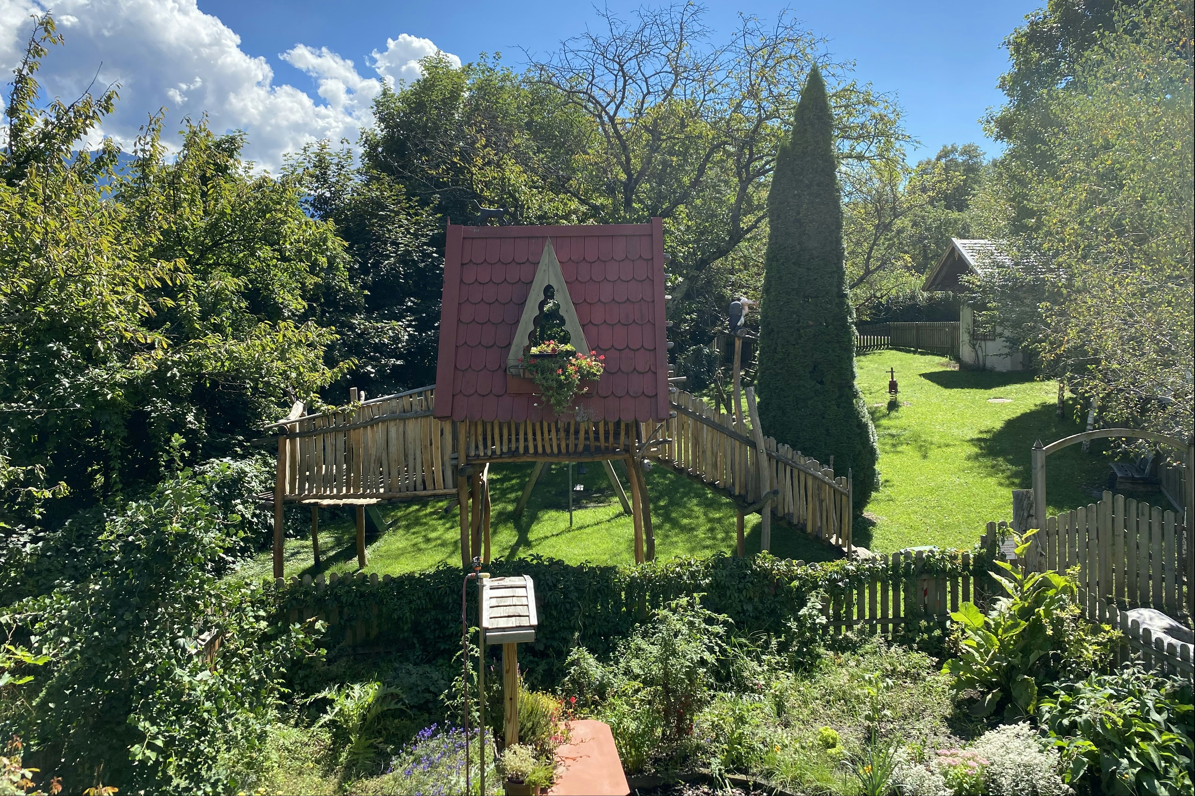Camping Zum Vahrner See - Blick auf den grün bepflanzten Campingplatz