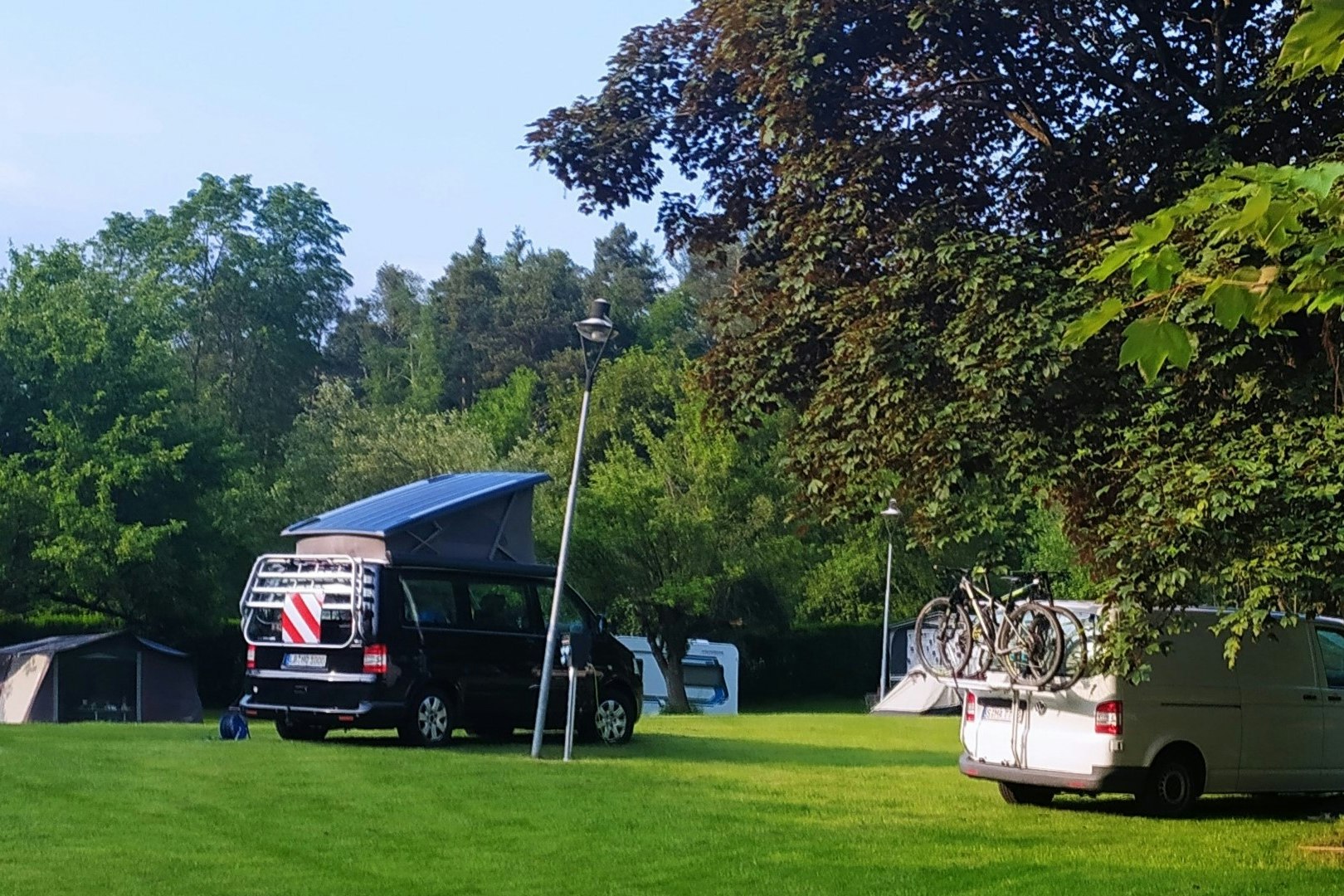 Camping Zum Vahrner See - Blick auf die Standplätze auf der Wiese