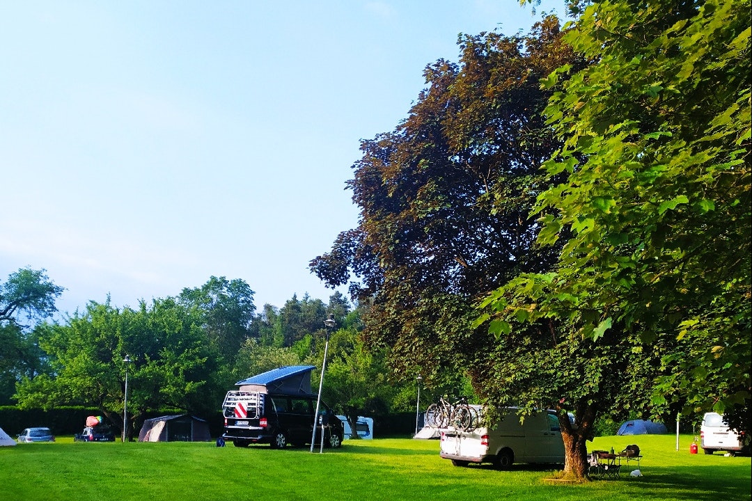 Camping Zum Vahrner See - Standplätze auf der Wiese auf dem Campingplatz