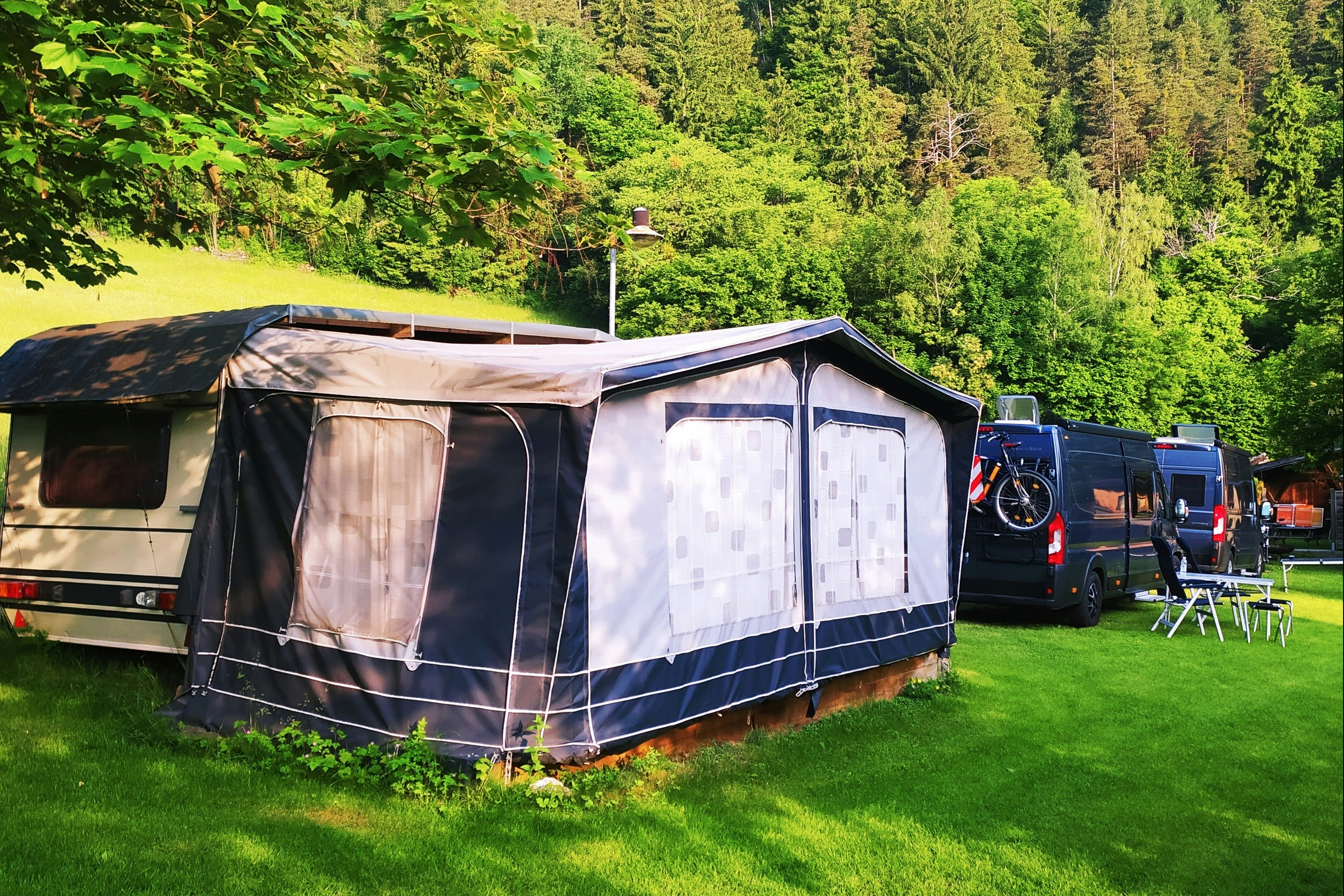 Camping Zum Vahrner See - Standplatzwiese auf dem Campingplatz