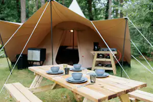 Camping Zwanemeer - Glamping-Zelt mit Picknicktisch auf dem Campingplatz