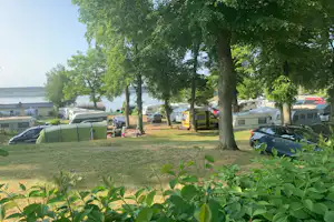 Campingplatz am Zwenzower Ufer Camping Zwenzower Ufer - Standplätze im Grünen auf dem Campingplatz