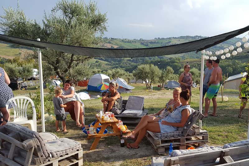 Camping44 - Gäste des Campingplatzes entspannen gemeinsam