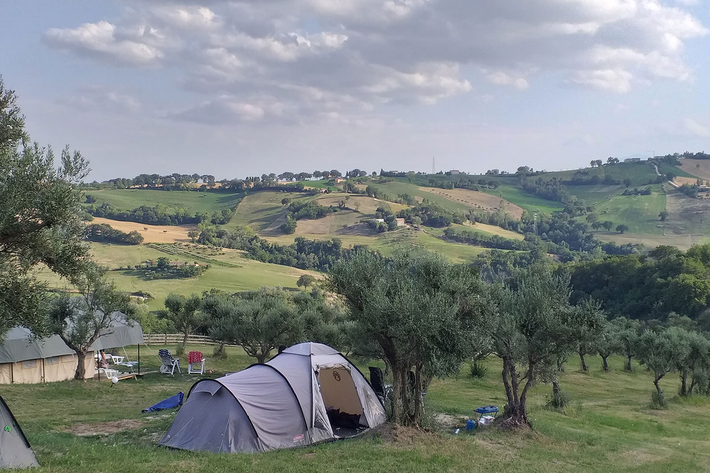 Camping44 - Zeltplätze im Grünen im Schatten der Bäume
