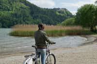 CampingBad Ossiacher See  -  Camper mit Fahrrad am See vom Campingplatz