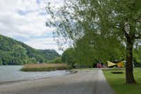 CampingBad Ossiacher See  -  Spielplatz und Liegewiese vom Campingplatz am See